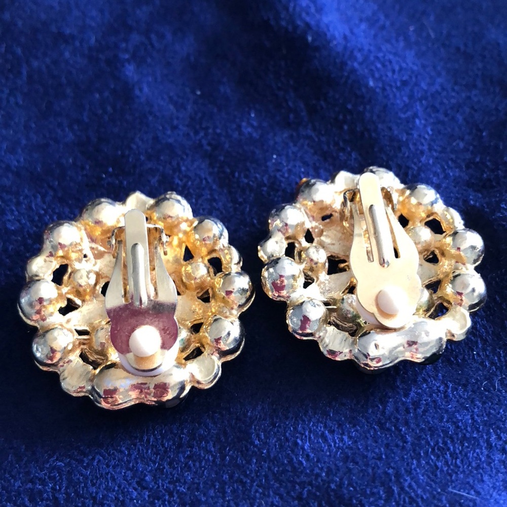 Vintage  black and gold clip on earrings. - Picture 2 of 2